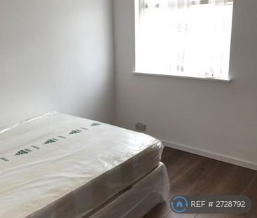 3 bedroom flat to rent - Photo 4