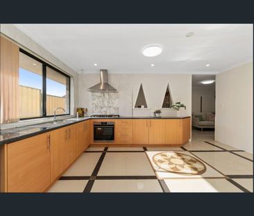 Room for rent in stunning large renovated house in Ballajura! - Photo 1