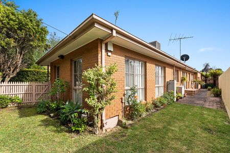 Spacious 3 Bedroom Home in Leafy Carnegie! - Photo 4