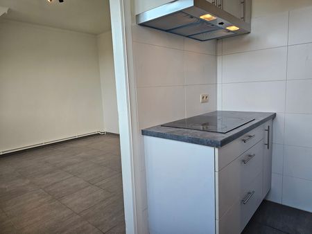 Vernieuwd en licht dakappartement in het centrum - Photo 2