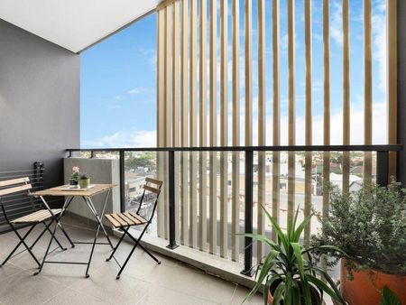 Designer, Modern And Sun Kissed Executive Style One Bedroom Plus Study Penthouse Apartment Boasting District And Distant Views! - Photo 2