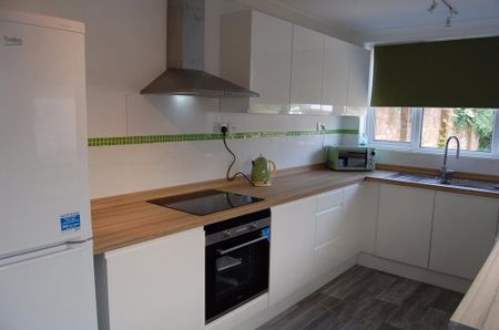 4 bedroom terraced house to rent - Photo 2