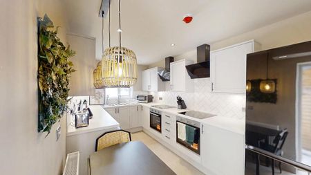 3.49m x 3.29m: £725 per month, £725 deposit - en-suite shower room 1m x 2m and kitchenette (fridge, microwave) in shared house : £725 per month - Photo 4
