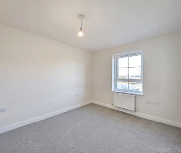 3 bedroom end of terrace house to rent - Photo 2