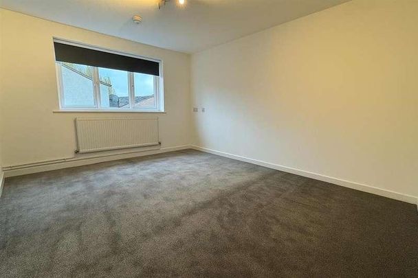 Community Road, Greenford, UB6 - Photo 1