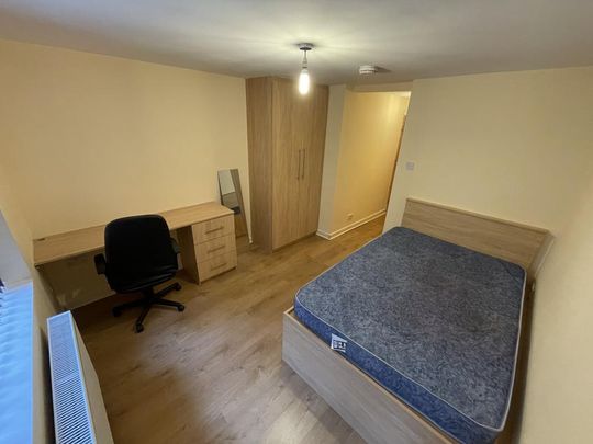 9 bedroom townhouse to rent - Photo 1