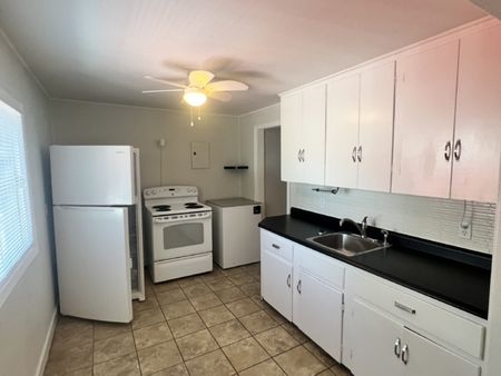West End Halifax 2-Bed, 1-Bath Upper Unit | 3198 Beresford Rd | October 1st - Photo 4