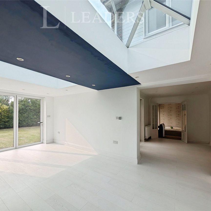 4 bedroom house to rent Ringwood Close, RH10 - Photo 1