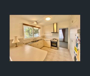 CHARMING FAMILY HOME IN SOUGHT-AFTER ASHWOOD - Photo 5