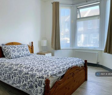 1 bedroom in a house share to rent - Photo 5