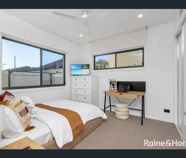 Near new stunning 4-bedroom duplex. - Photo 1