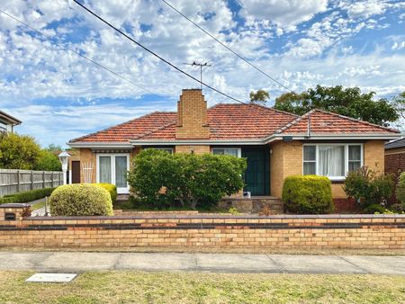 SPACIOUS THREE BEDROOM HOME IN EXCELLENT LOCATION - Photo 4