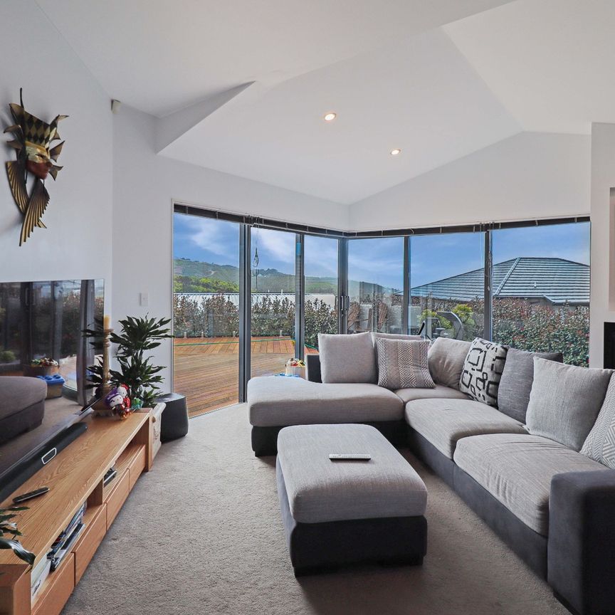 Immaculately presented executive four-bedroom family home - Photo 1