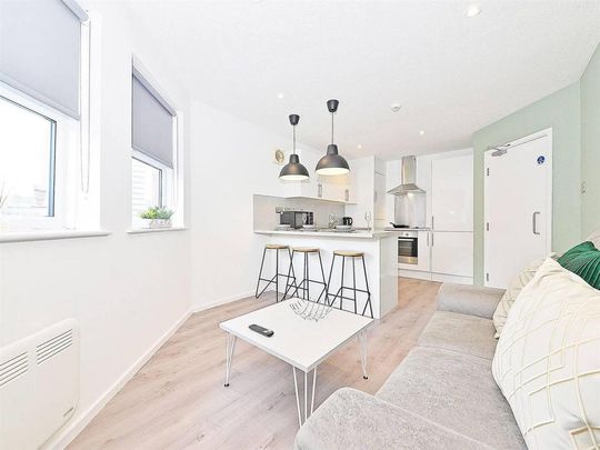 1 bedroom in a flat share to rent - Photo 1