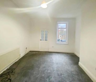 2 bedroom ground floor flat to rent - Photo 2