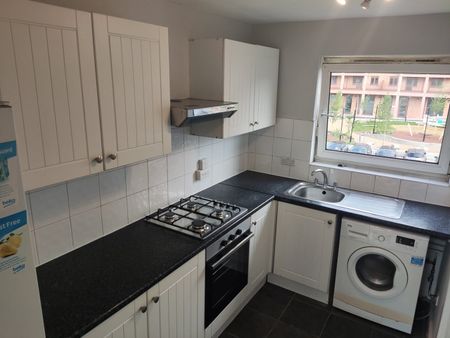 2 Bed Flat, Barking, IG11 - Photo 4