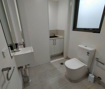 A perfect family home offering convenience and contemporary flare! - Photo 5