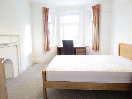Bedroom Detached House In Bournemouth, BH9 - Photo 2