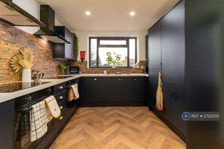 1 bedroom in a house share to rent - Photo 2