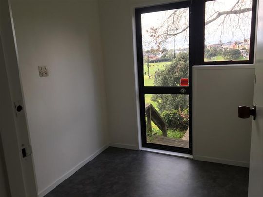 ELLERSLIE - 3 brm Townhouse - Great Locations - Photo 1