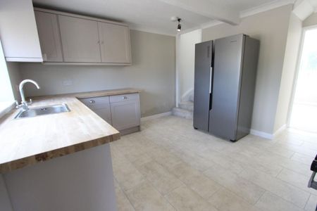 4 bedroom end of terrace house to rent - Photo 2