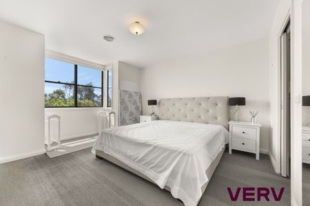 FULLY FURNISHED SPACIOUS THREE BEDROOM APARTMENT - Photo 3