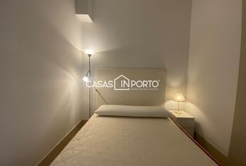 Apartamento T0+1 para arrendamento na Rua Santa Catarina, Porto