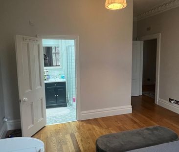 2 Bed Flat, Bolingbroke Grove, SW11 - Photo 5