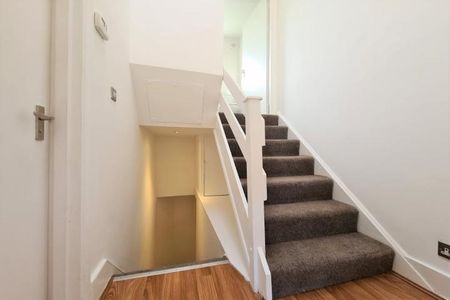 Top floor modern 1 bedroom property only a short walk away from Archway Station - Photo 2