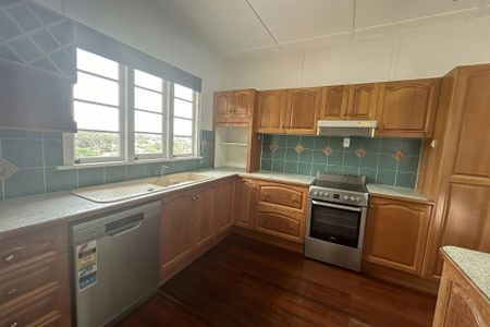 HIDDEN GEM IN SOUTH GLADSTONE WITH OCEAN VIEWS AND RUMPUS ROOM WITH SEPERATE BATHROOM! - Photo 5