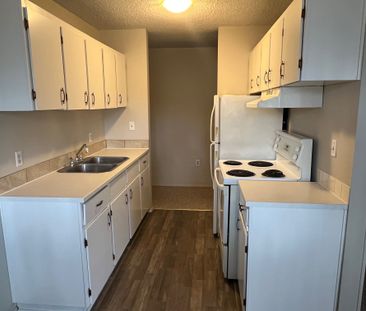 Spacious 2 Bedroom 1 Bath Apartment in the heart of Red Deer!! - Photo 5