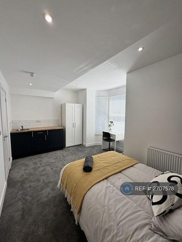 1 bedroom in a house share to rent - Photo 3