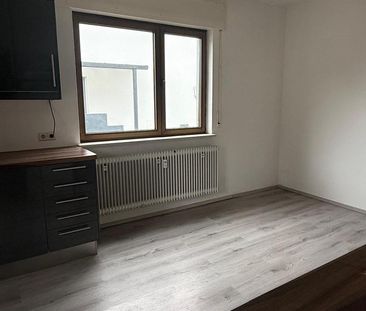 Charmante 2-Zimmerwohnung im EG, Küche teilmöbiliert, TL-Bad - Photo 1