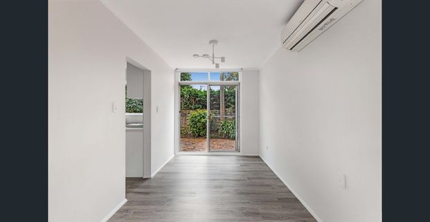 Moments from Figtree Park and a stroll to the village shops and transport - Photo 1