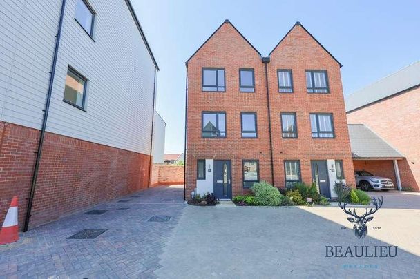 Smith Crescent, Beaulieu Park, Cm, CM1 - Photo 1