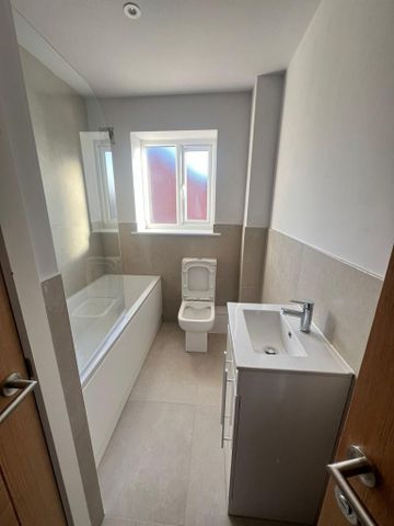 4 bedroom semi-detached house to rent - Photo 2