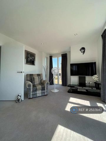 4 bedroom detached house to rent - Photo 3