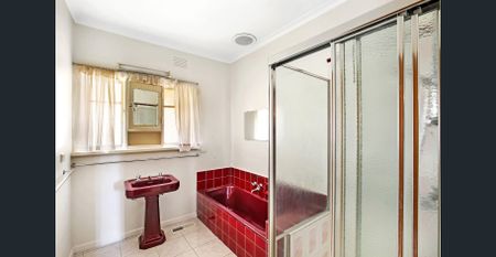 Spacious 4 bedder In Reservoir - Photo 3