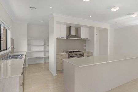 Large Family Home with 2 living areas - Photo 3