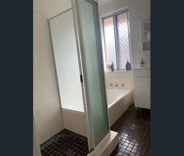 Spacious bedroom in a SHARED house - Photo 6