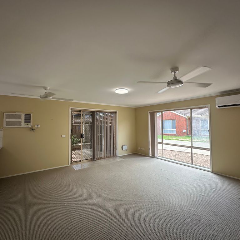 Well Presented & Low Maintenance - Photo 1