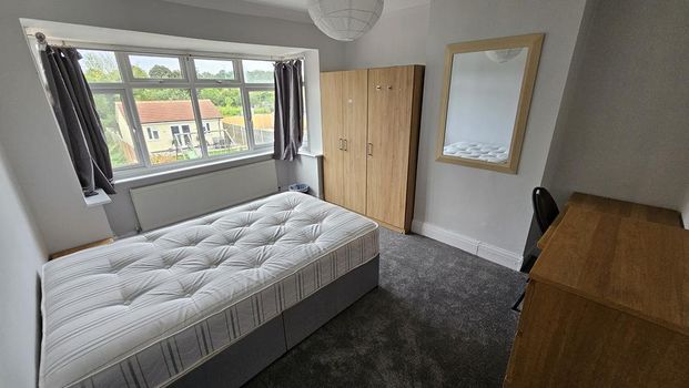 6 bedroom semi-detached house to rent - Photo 1