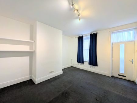 2 bedroom end of terrace house to rent - Photo 2