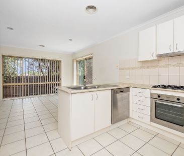 Charming Three Bedroom Unit in Prime Langwarrin Location - Photo 4