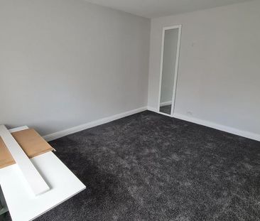 4 bedroom semi-detached house to rent - Photo 4