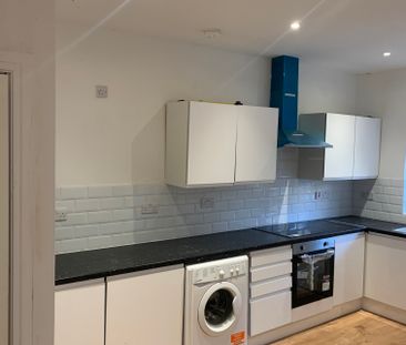 £900 PCM (Water Bills Included), Spacious One Bedroom Maisonette wi... - Photo 2