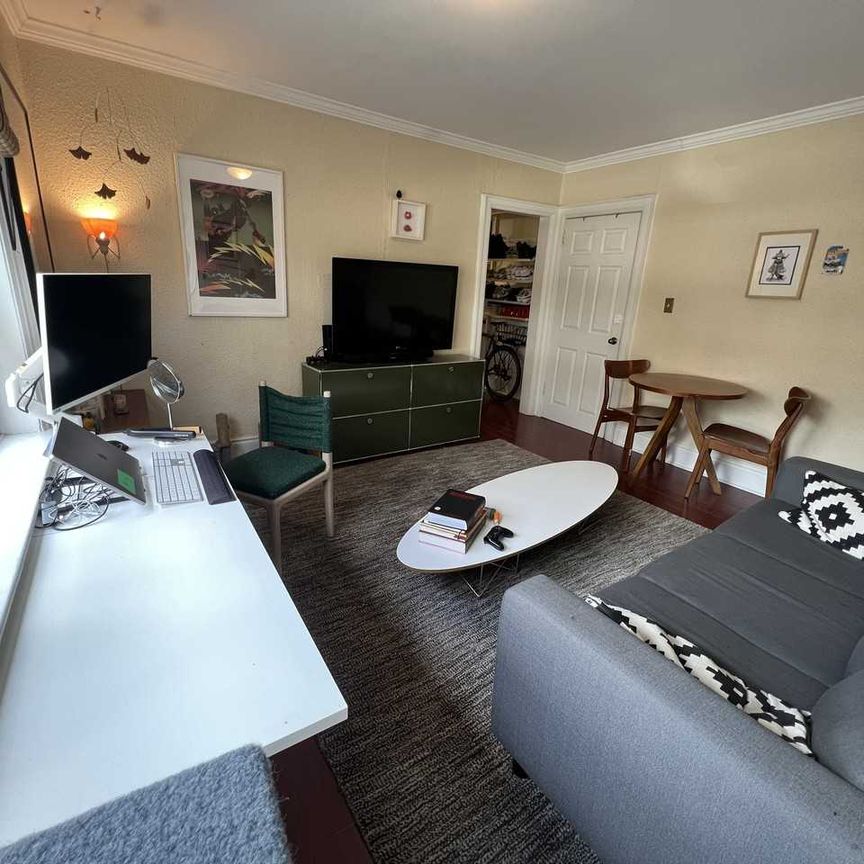 10 Mount Royal Avenue apartment — Toronto, ON (1-Bedroom) - 1 Bedroom - Photo 1