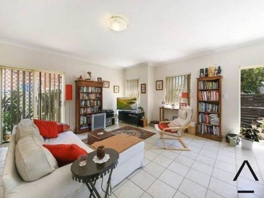 Stylish 2 Bedroom Apartment - Your Perfect Urban Retreat Awaits! - Photo 1