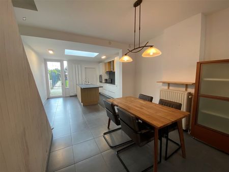 Charmante woning met 2 slaapkamers, tuin en ruime zolder - Photo 3