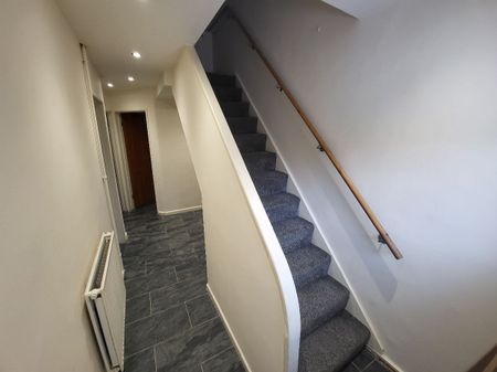 3 bedroom Terraced for rent - Photo 4